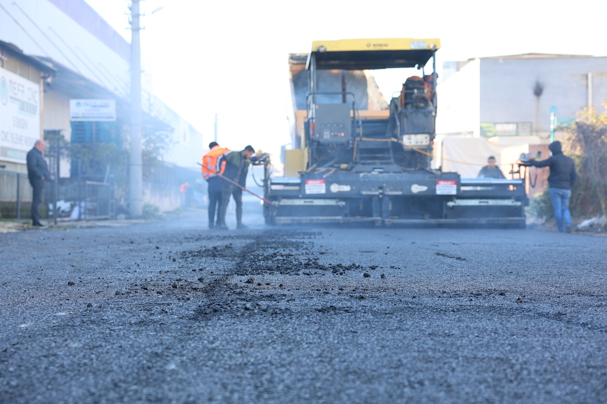 İLÇEMİZİN YOLLARINI TİTİZLİKLE YENİLİYORUZ