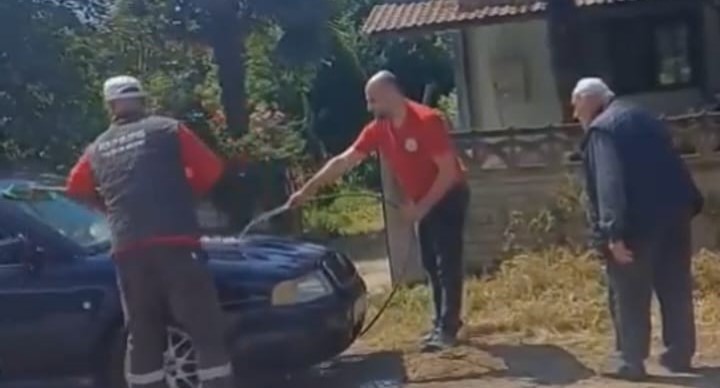 İKİ BELEDİYE İŞÇİSİNİN DUYGULANDIRAN HAREKETİ