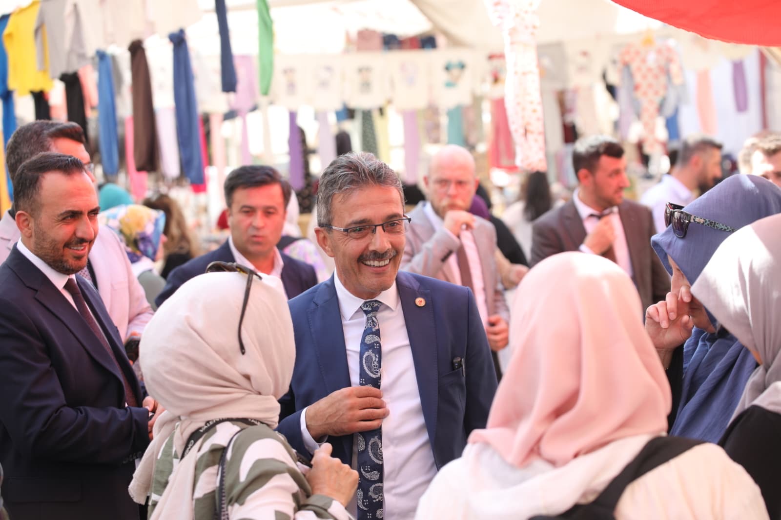 BAŞKAN ŞENOL DİNÇ YENİ YERİNDE KURULAN KUMAŞ PAZARINI ZİYARET ETTİ